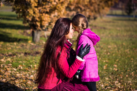 母亲和女儿在 park.happy 母亲和女儿在秋天的公园