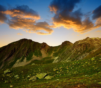 在日落时在瑞士阿尔卑斯山风景