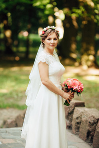 美丽的新娘在婚纱与花束的性质图片