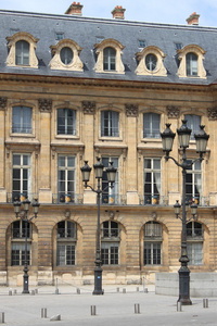 文艺复兴时期建筑与路灯在巴黎