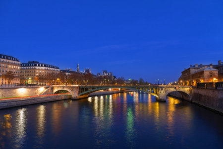 晚上在法国巴黎塞纳河