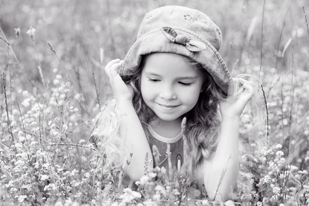 一个可爱的小女孩在草地上的肖像
