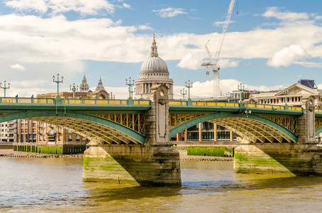 伦敦南华克大桥 St Paul Cathedral 的视图