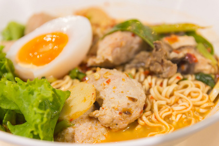 泰国面条碗里的汤味道香辣牛肉面和如煮