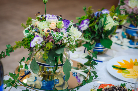 餐桌装饰用花