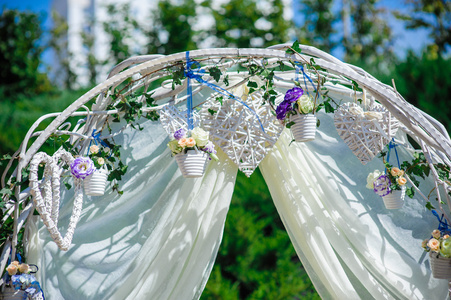 创造性地装饰的婚礼拱的片段