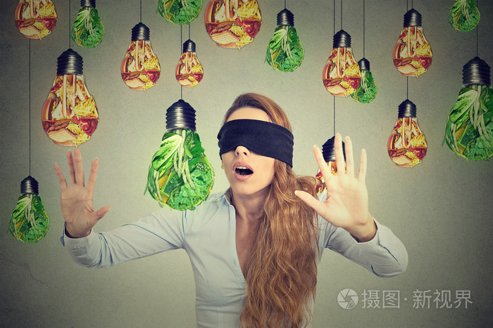 蒙住眼睛的女人穿过一个形状像垃圾车的灯泡
