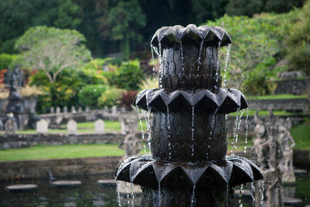 在巴厘岛泉水纵身寺石喷泉