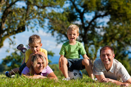 家庭与儿童和足球在草地上
