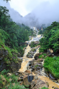 瀑布在斯里兰卡岩石山