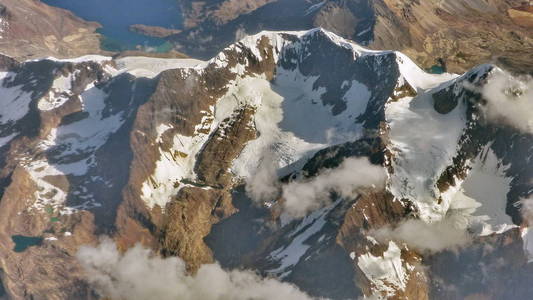 雪在安第斯山地区。玻利维亚南美洲