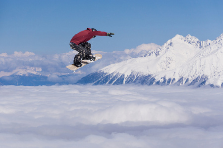 山上的飞行滑雪板。极限运动