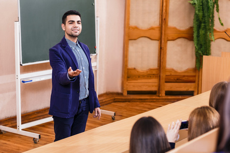 老师向学生解释的东西