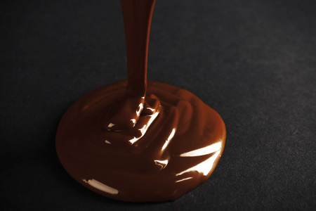 巧克力倒在黑暗的表面