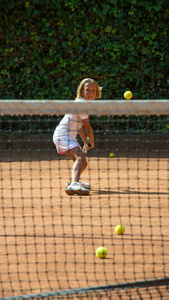 用球拍在网球场上的女孩