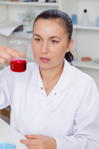 年轻的女科学家在实验室里，在实验室里做实验