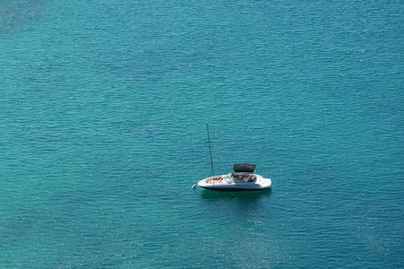 白色的游艇漂浮在海面上普吉岛，泰国