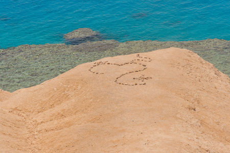 心的形状，用石头砌成的沙滩上