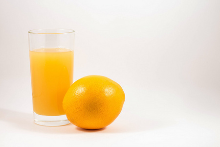鲜榨橙汁的玻璃和橙色