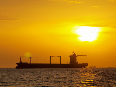 散货船船在日落时在海