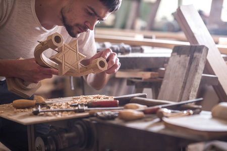 男性的木匠使用一种木材制品，手工具