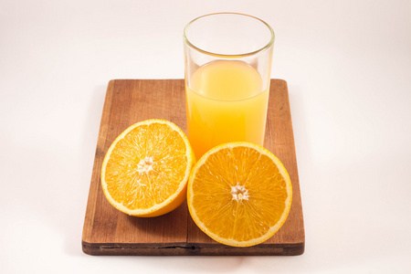 鲜榨橙汁的玻璃和橙色