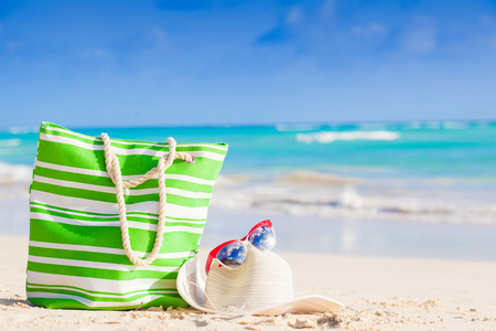 地处热带的海滩沙滩袋 太阳镜和稻草帽子