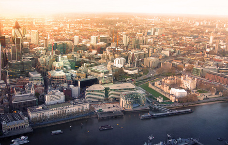 伦敦，英国2015 年 4 月 15 日 伦敦金融城全景在日落