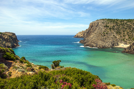 卡拉家蝇 撒丁岛 的视图。悬崖 鲜花 美丽的绿色和蓝色的大海和多云的天空