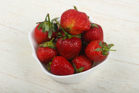成熟的草莓，放在碗里