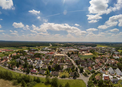 位于埃尔兰根市附近的村庄 Tennenlohe 的航拍照片