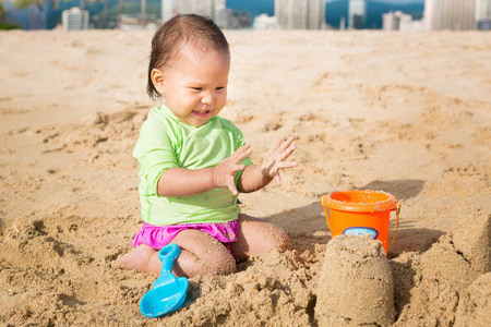 可爱的小孩玩沙子城堡在海滩上阳光明媚的夏日