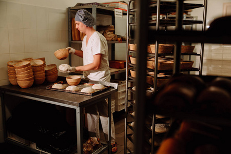 男厨师塑造烤面包的面团