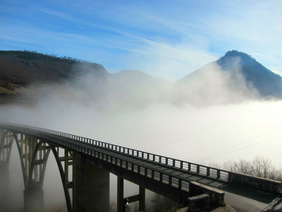 在黑山山桥