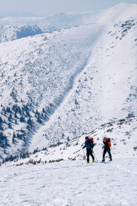 跨国家滑雪者在冬天山