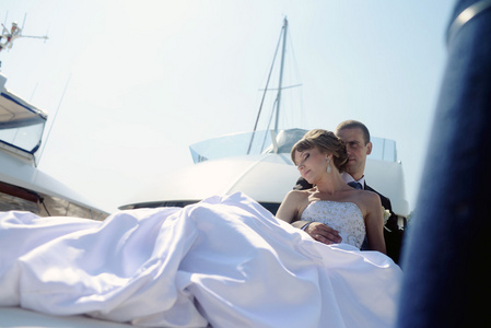 新婚夫妇在游艇上拥抱
