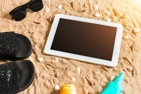 夏天人字拖鞋 平板电脑 太阳镜和沙滩上的贝壳。与地方为您的文本。顶视图
