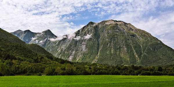 在挪威的 Andalsnes 附近山脉的全景视图