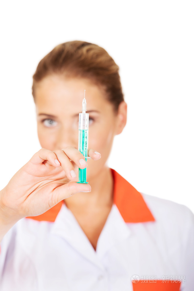 女医生用手中的注射器