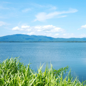 湖和蓝色天空景观 自然背景 春天和夏天干了什么