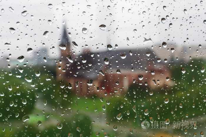 雨落在玻璃窗口
