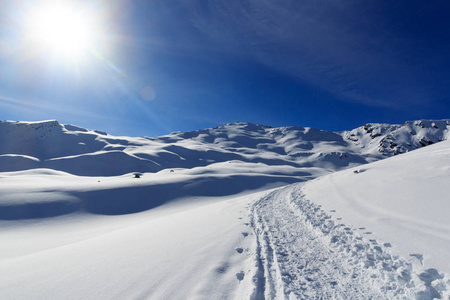 以奥地利洛尔，阿尔卑斯山冬季雪 太阳和滑雪鞋径山全景