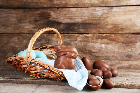 复活节巧克力兔子和鸡蛋