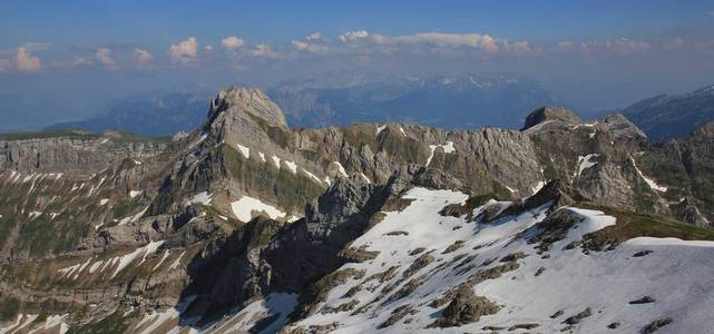 奥特曼和其他山 Alpstein 范围。谅解备忘录 》 为视角