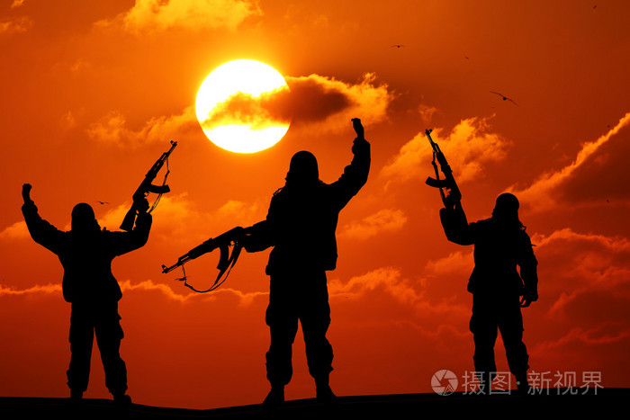 军事士兵或军官与武器在日落时的剪影.射击,拿着枪,的