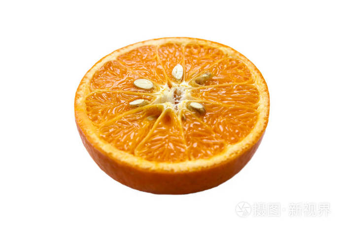 孤立在白色背景上的新鲜橘子的切片