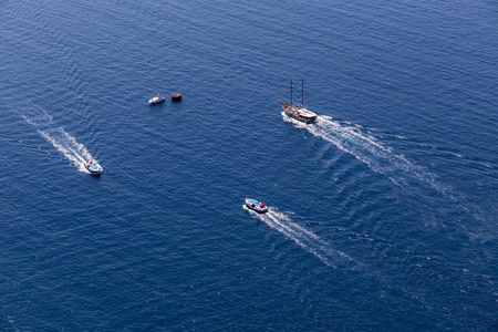 游艇导航到圣托里尼岛附近美丽的蓝色水