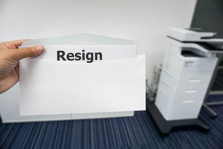 经营理念的妇女提交辞职信给她的老板在办公室