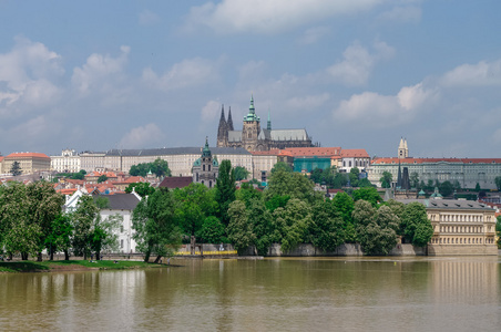 多彩的旧城 布拉格城堡和圣维特大教堂视图