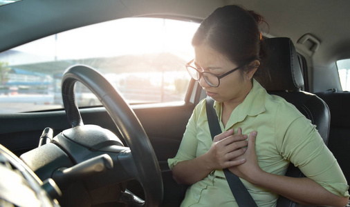 亚洲商界女强人有胸部疼痛从心脏病发作